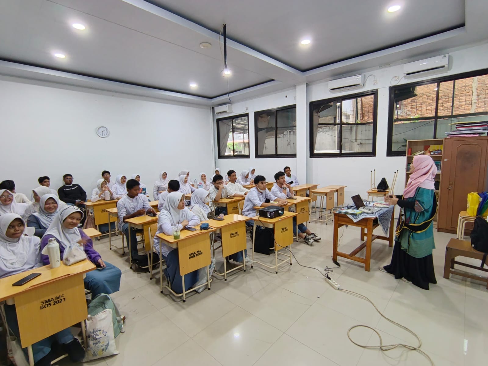 KELANA: Kelas Literasi Dan Narasi :  Peta Cerita Sastra Anak Bersama Duta Baca Jakarta Timur Di SMA Muhammadiyah 4
